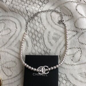 ✨CHANELElegant Pearl Necklace with Silver Accent
